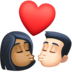 Facebook上的亲吻: 女人男人中等-深肤色较浅肤色emoji表情