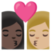 安卓系统里的亲吻: 女人女人较深肤色中等-浅肤色emoji表情