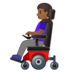 安卓系统里的坐电动轮椅的女性：中深色肤色emoji表情