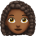 苹果系统里的女性：中深色肤色，卷发emoji表情