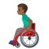 安卓系统里的坐在手动轮椅上的男士：中深色肤色emoji表情