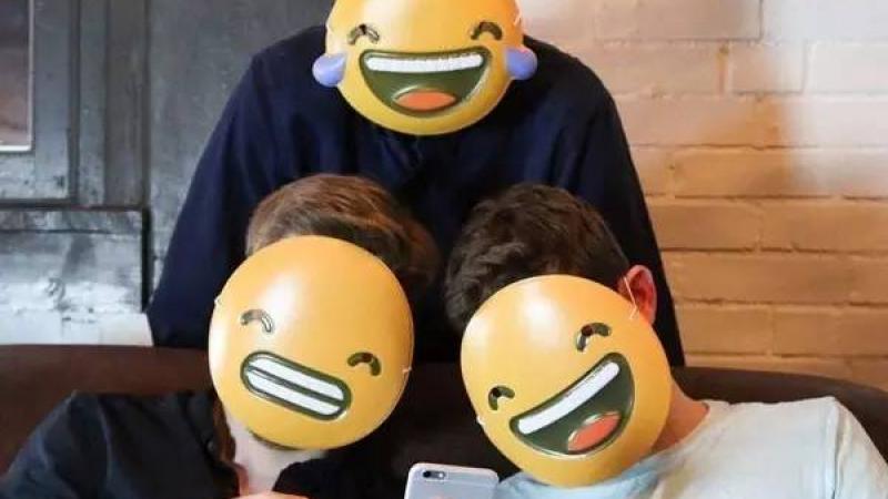 如果把 Emoji 表情带在脸上……